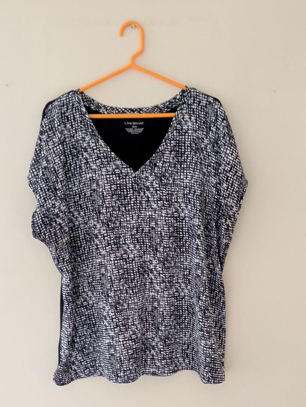 Lane Bryant Black & White Abstract V-Neck Top